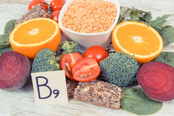 B9 vitamini, beslenme lifleri, doğal mineraller ve folik asit içeren besin maddeleri, sağlıklı beslenme konsepti