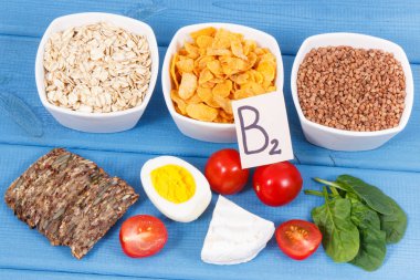 Sağlıklı bileşenler veya ürünler kaynak olarak B2 vitamini, beslenme lifleri ve doğal mineraller, besleyici yeme kavramı
