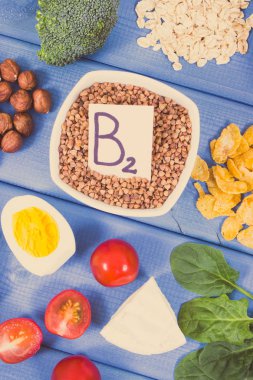 Klasik fotoğraf, B2 vitamini ve beslenme lifleri içeren bileşenler, doğal mineral kaynakları, sağlıklı beslenme konsepti.