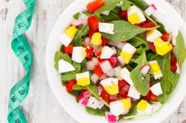 Mezura ve sebze ve yumurtalı taze salata, diyet, zayıflama ve sağlıklı yaşam tarzları ve beslenme konsepti