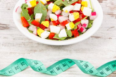 Mezura ve sebze ve yumurtalı taze salata, diyet, zayıflama ve sağlıklı yaşam tarzları ve beslenme konsepti