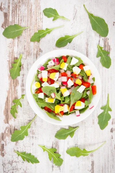 Ensalada Fresca Pelada Con Verduras Huevos Cuenco Vidrio Blanco Concepto —  Fotos de Stock