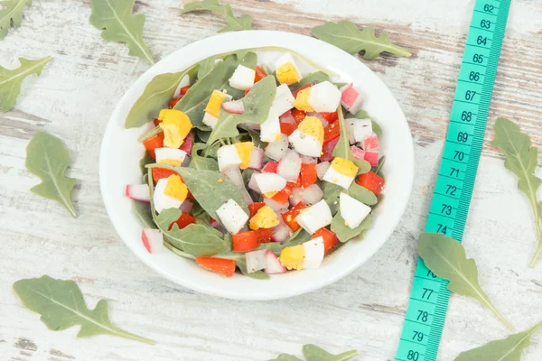 Mérőszalag Friss Saláta Zöldségekkel Tojásokkal Tálban Fogyókúra Fogyókúra Egészséges Életmód — Stock Fotó