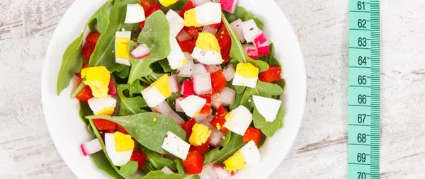 Mérőszalag Friss Pepared Saláta Zöldség Tojás Üvegtál Fogyókúra Egészséges Életmód — Stock Fotó