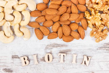 Yazıt Biyotin vitamin B7 ve diyet lif, mineraller, sağlıklı beslenme kavramı doğal kaynakları içeren çeşitli Kuruyemiş ile