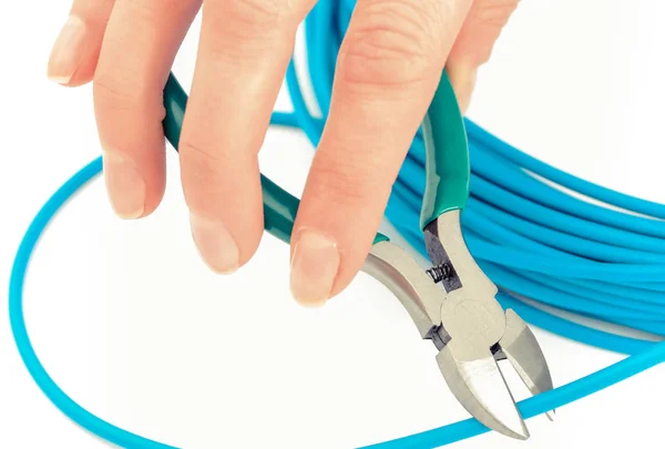 Hand Met Metalen Kniptangen Blauwe Kabel Voor Het Gebruik Elektrotechniek — Stockfoto