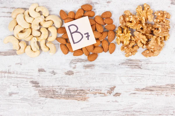 Vitamin B7 ve diyet lifi içeren çeşitli Kuruyemiş kopya mineraller, sağlıklı beslenme kavramı, doğal kaynak metin için yer