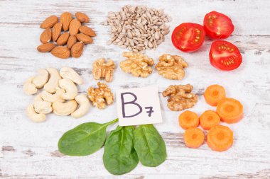 B7 vitamini, beslenme lifleri ve doğal mineraller içeren besleyici farklı bileşenler, sağlıklı beslenme konsepti