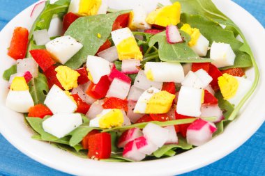 Taze ayni salata sebze ve yumurta beyaz cam kase, diyet, sağlıklı yaşam ve beslenme kavramı ile