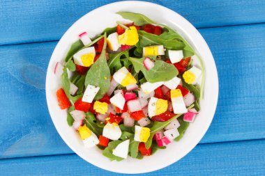 Taze ayni sebze ve mavi panoları, sağlıklı yaşam ve beslenme kavramı üzerinde cam kasede yumurta salatası