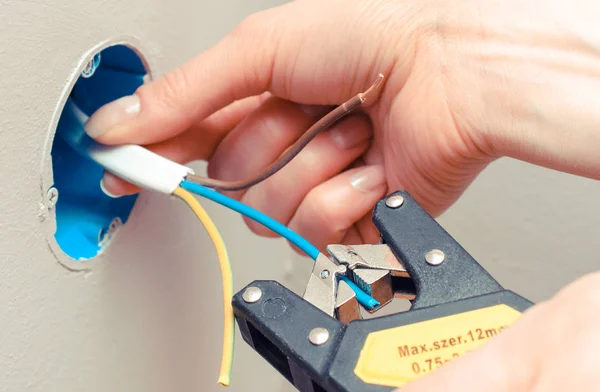 Hand Des Elektrikers Isoliert Elektrische Drähte Stromkasten Mit Professionellen Werkzeugen — Stockfoto