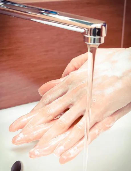 Lavaggio Mani Con Sapone Sotto Gru Con Acqua Concetto Igiene — Foto Stock