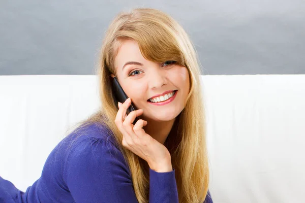 Feliz Mujer Sonriente Hablando Por Teléfono Móvil Concepto Tecnología Moderna — Foto de Stock