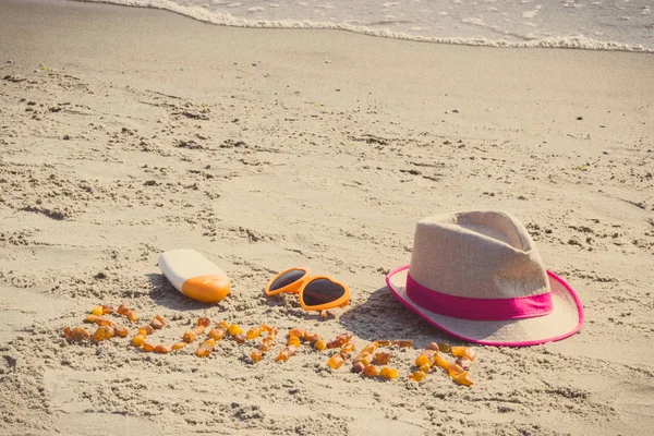 Inscripción Verano Hecho Piedras Ámbar Gafas Sol Loción Solar Sombrero — Foto de Stock