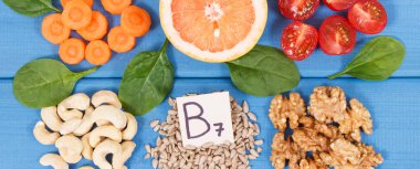 B7 vitamini, beslenme lifleri ve doğal mineraller içeren besleyici farklı bileşenler, sağlıklı beslenme konsepti