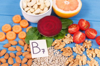 B7 vitamini, beslenme lifleri ve doğal mineraller içeren besleyici farklı bileşenler, sağlıklı beslenme konsepti