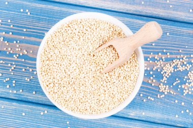 Kaynak doğal mineral ve vitaminler, sağlıklı beslenme kavramı olarak cam kase içinde Quinoa tohumları