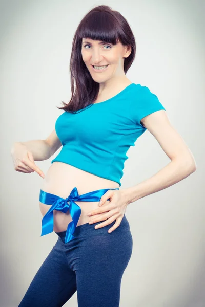 Vintage Foto Felice Donna Sorridente Stato Gravidanza Con Nastro Blu — Foto Stock