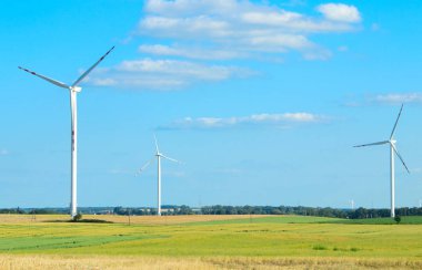 Yeşil çayır, alternatif enerji kaynakları kavramı elektrik üreten rüzgar türbinleri
