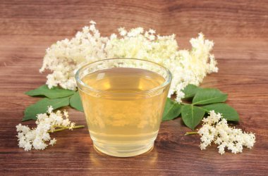 Cam ferahlık sağlıklı suyu ve mürver çiçekleri rustik Yönetim Kurulu, alternatif tıp ve tedavi kavramı