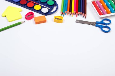 Okul ve ofis aksesuarları, geri okul kavramı için metin veya beyaz üzerinde yazıt için alan kopyalayın.