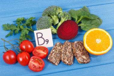 Kaynak olarak besleyici gıda B9 vitamini, beslenme lifleri, folik asit ve doğal mineraller, sağlıklı yaşam biçimleri kavramı