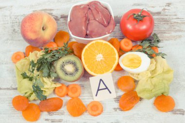 A vitamini ve beslenme lifleri içeren besleyici yiyecekler, kaynak olarak sağlıklı besinler, doğal mineraller.