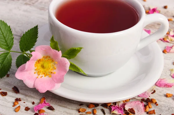 Tasse Heißen Tee Mit Wildrose Frisch Blühenden Blumen Und Getrockneten — Stockfoto