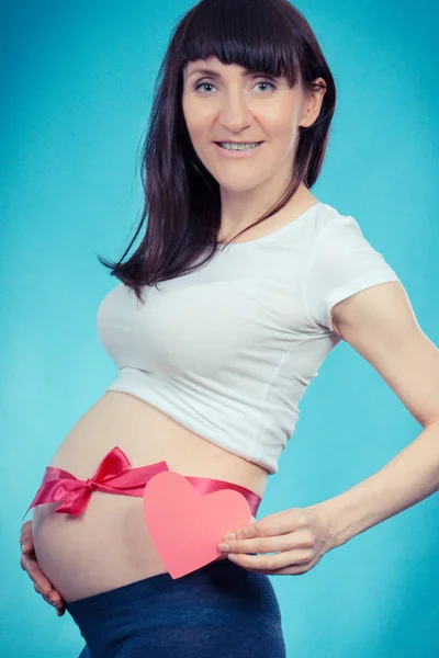 复古照片 孕妇粉红色丝带和心脏 延长家庭和期待新生女孩的概念 — 图库照片