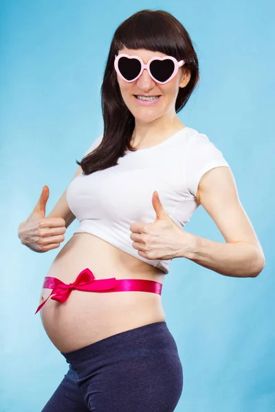 Zwangere Vrouw Zonnebril Met Roze Lint Haar Buik Tonen Duimschroef — Stockfoto