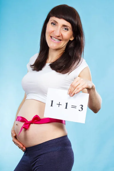 Donna Incinta Sorridente Con Nastro Rosa Sulla Pancia Concetto Estendere — Foto Stock