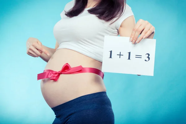 Zwangere Vrouw Met Roze Lint Concept Van Uitbreiding Van Het — Stockfoto