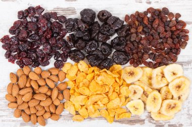 Karbonhidratlar, diyet lifi ve mineraller, besleyici yemek kavramı içeren sağlıklı kuru malzemeler