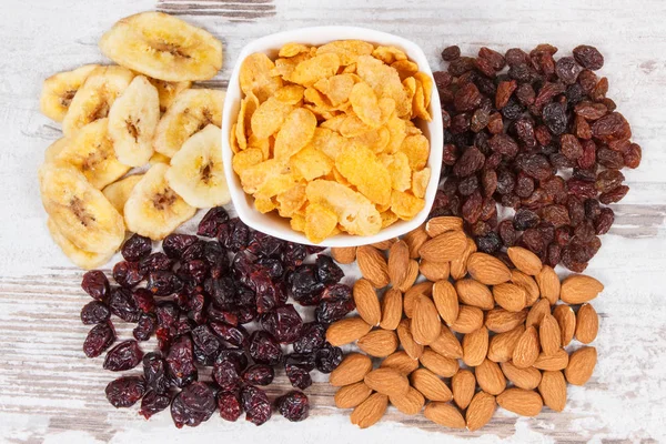 Kaynak Vitaminler, karbonhidratlar, diyet lifi ve mineraller, besleyici yemek kavramı olarak sağlıklı malzemelerle