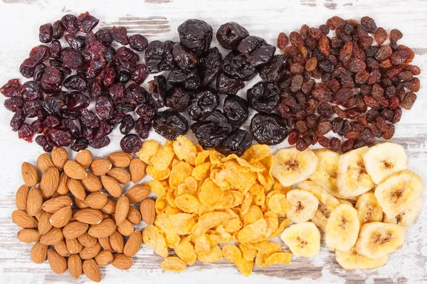 Karbonhidratlar, diyet lifi ve mineraller, besleyici yemek kavramı içeren sağlıklı kuru malzemeler