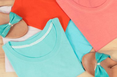 Renkli gömlekler ve deri sandaletler, kadınlar için günlük kıyafet kavramı.