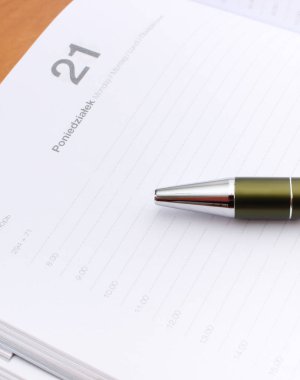 Açık organizer veya takvim ofiste yalan kalem portre