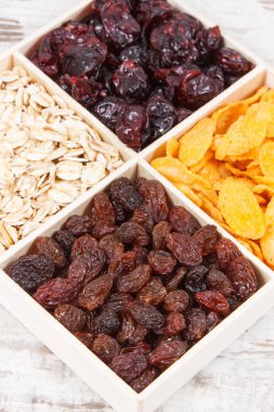 Kaynak vitaminler, karbonhidratlar, besin lifleri ve mineraller gibi sağlıklı besleyici kurutulmuş meyveler.