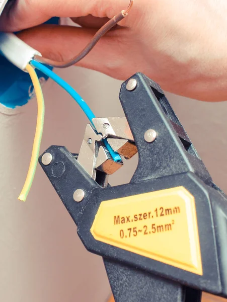 プロ仕様のツールを使用した電気ボックスの電線を絶縁の電気技師 — ストック写真