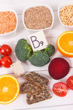 B9 vitamini içeren besleyici ürünler, doğal mineral ve folik asit kaynakları, sağlıklı beslenme kavramı