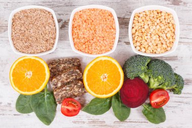 Kaynak olarak besleyici gıda B9 vitamini, beslenme lifleri, folik asit ve doğal mineraller, sağlıklı yaşam biçimleri kavramı