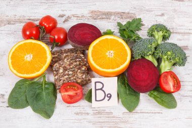 B9 vitamini, beslenme lifleri, doğal mineraller ve folik asit içeren besin maddeleri, sağlıklı beslenme konsepti