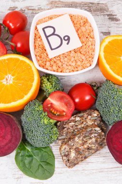 B9 vitamini, beslenme lifleri, doğal mineraller ve folik asit içeren besin maddeleri, sağlıklı beslenme konsepti