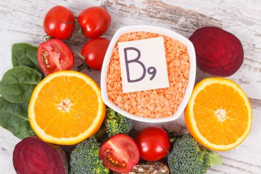 B9 vitamini, beslenme lifleri, doğal mineraller ve folik asit içeren besin maddeleri, sağlıklı beslenme konsepti