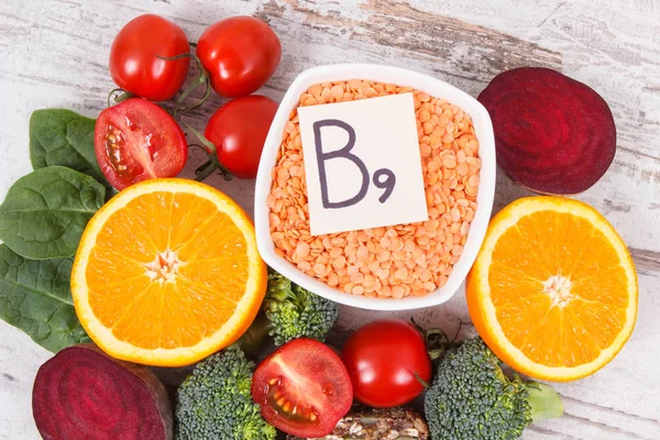 B9 vitamini, beslenme lifleri, doğal mineraller ve folik asit içeren besin maddeleri, sağlıklı beslenme konsepti