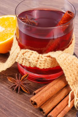 Kış akşam sarılı üzerinde mulled şarap eşarp taze kokulu baharatlar, tarçın anason taze turuncu, içki ile