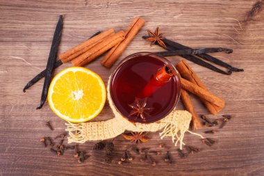 Kış akşam sarılı üzerinde mulled şarap eşarp taze kokulu baharatlar, tarçınlı vanilyalı anason karanfil taze turuncu, içki ile