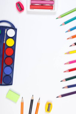 Okul ve ofis aksesuarları, geri okul kavramı, beyaz arka plan üzerinde metin için yer kopyalayın.