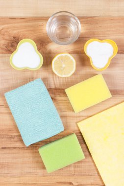 Evi temizlemek için aksesuarlar ve zehirli olmayan deterjanlar, ev işleri kavramı