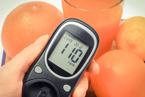 Glikoz Metre Ölçüm Şeker Seviyesi Doğal Meyve Sonucu Diyabet Sağlıklı — Stok fotoğraf